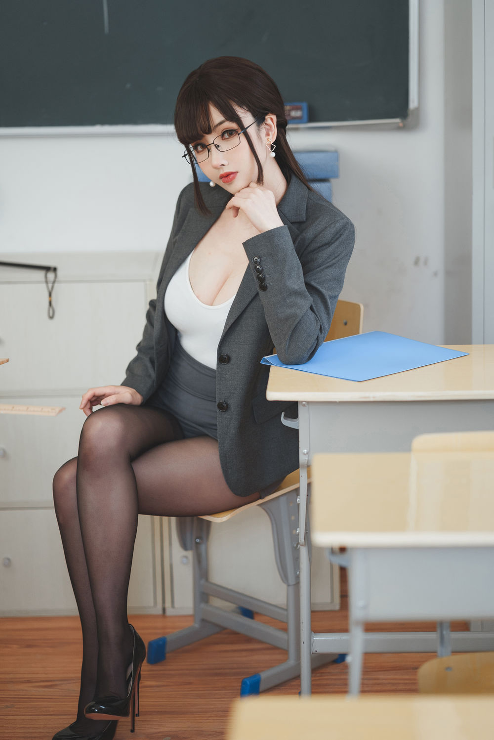 rioko凉凉子-No.084-《年上の韵》奇怪的老师-在线看 第1张 rioko凉凉子-No.084-《年上の韵》奇怪的老师-在线看 第1张
